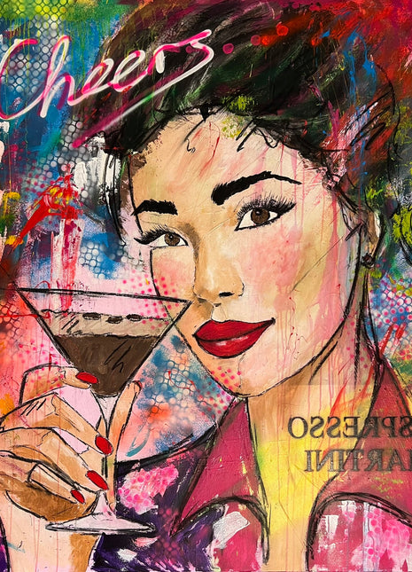 Cheers, Originalbild von Noah Kaufmann: Frau mit Espresso Martini und Schriftzug Cheers